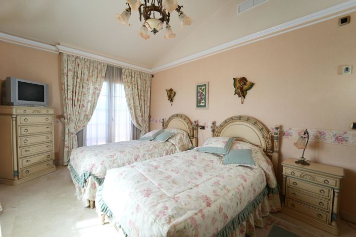 Image No.5-8 Bed Villa for sale