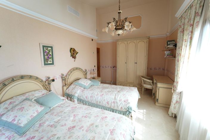 Image No.6-8 Bed Villa for sale