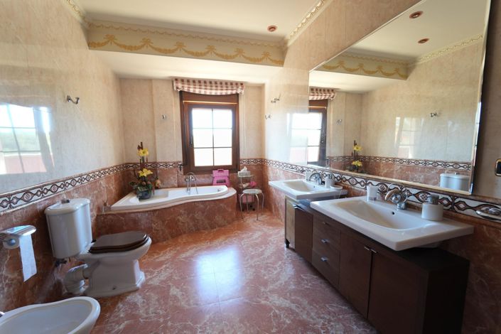 Image No.7-8 Bed Villa for sale