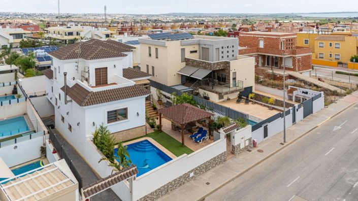 Image No.2-4 Bed Villa for sale