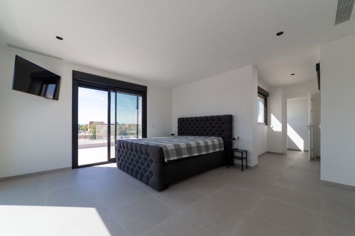 Image No.12-4 Bed Villa for sale
