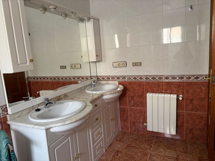 Image No.35-5 Bed House for sale