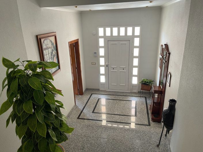 Image No.17-5 Bed House for sale