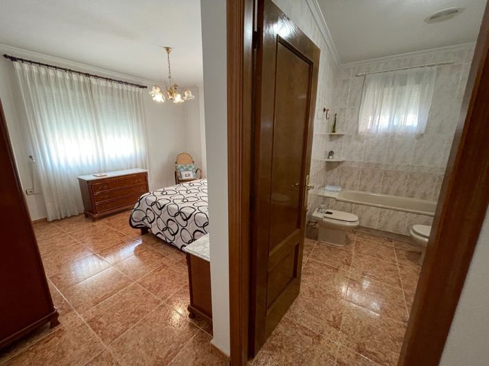 Image No.32-5 Bed House for sale