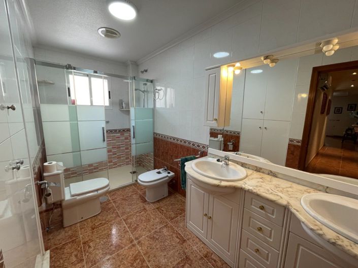 Image No.7-5 Bed House for sale
