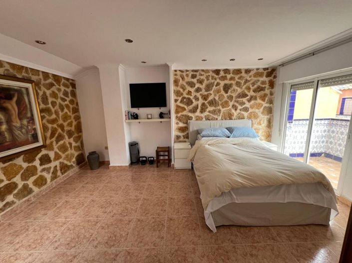 Image No.25-4 Bed Townhouse for sale