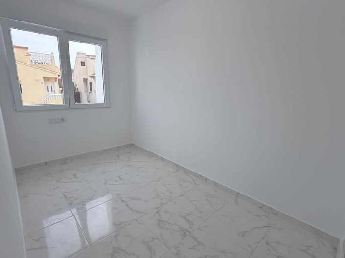 Image No.18-3 Bed House for sale