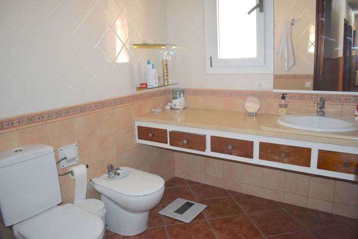 Image No.18-6 Bed Villa for sale