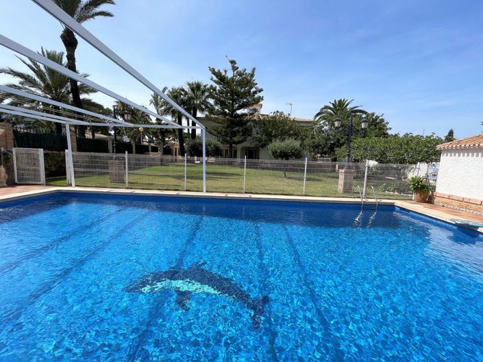 Image No.3-Villa de 8 chambres à vendre à Cabo Roig