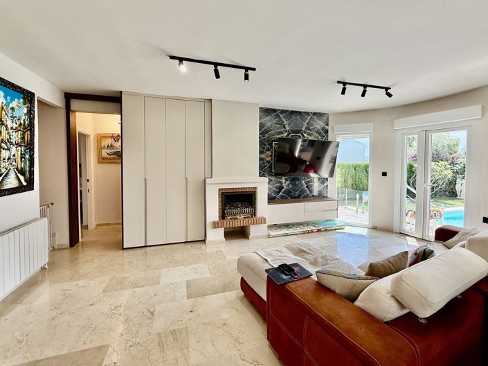 Image No.2-4 Bed Villa for sale