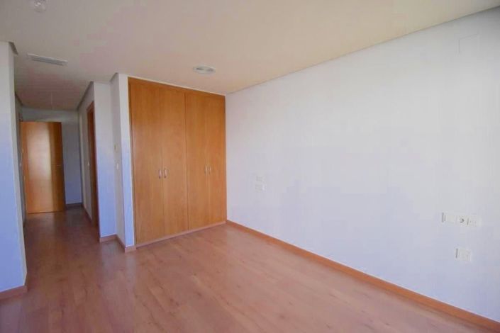 Image No.25-3 Bed Apartment for sale