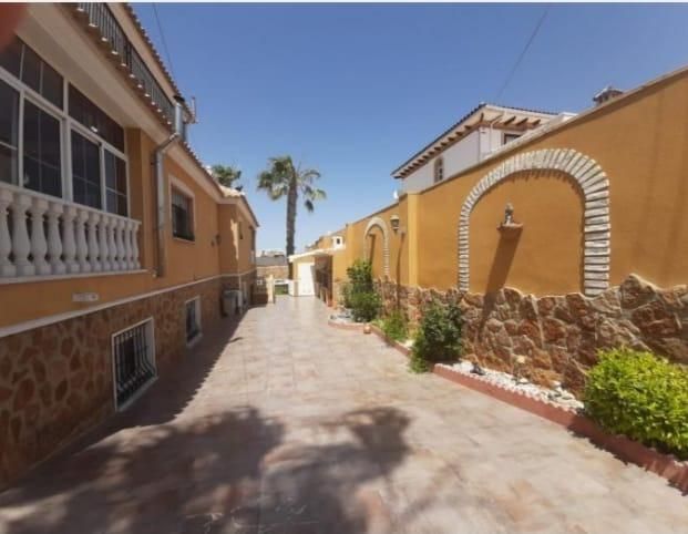 Image No.5-Villa de 6 chambres à vendre à Torrevieja