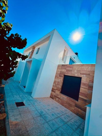 Image No.18-3 Bed House for sale
