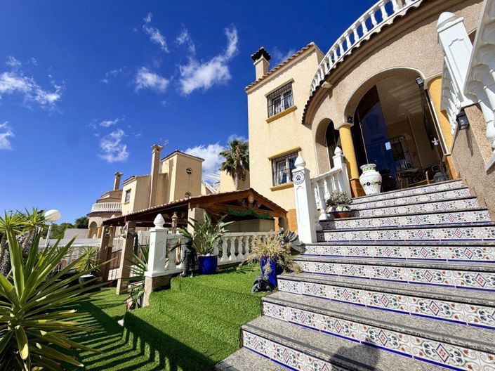 Image No.15-3 Bed House for sale