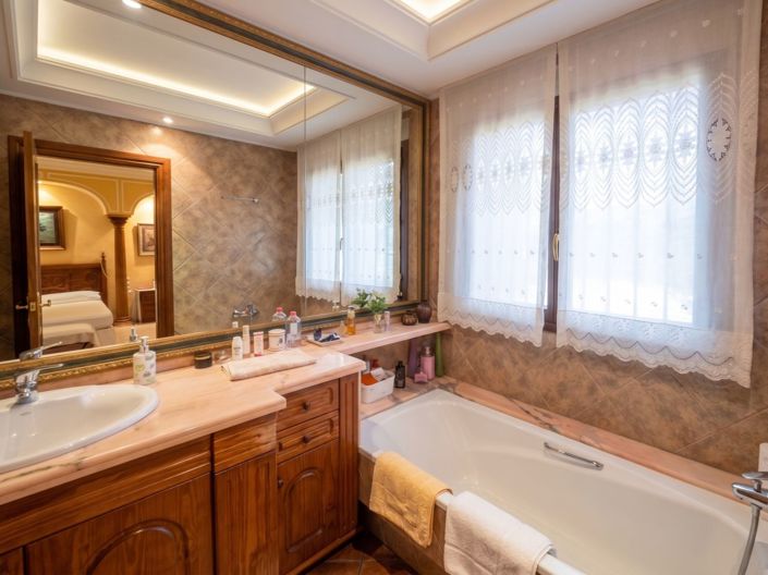 Image No.18-9 Bed Villa for sale