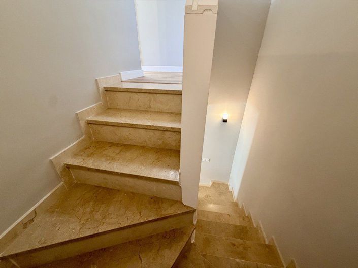 Image No.9-3 Bed House for sale