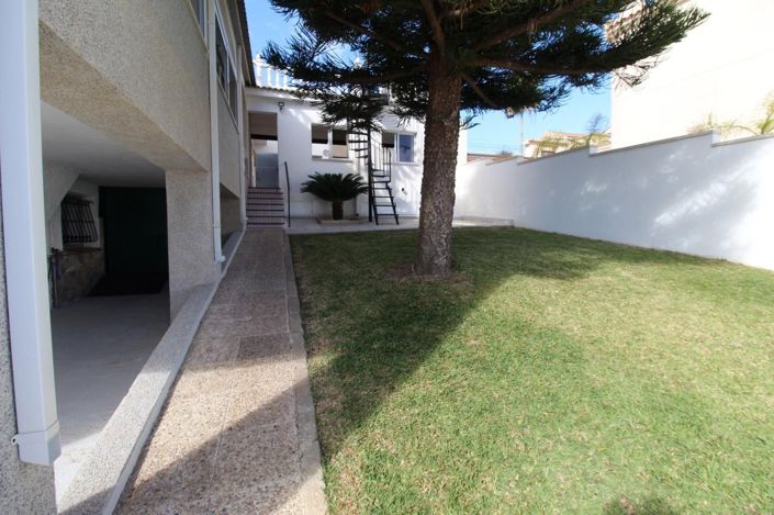 Image No.8-5 Bed House for sale
