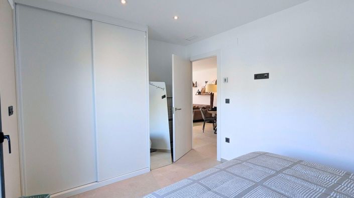 Image No.32-2 Bed Apartment for sale