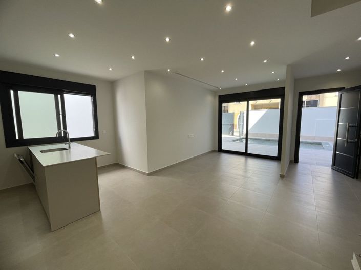 Image No.4-3 Bed Villa for sale