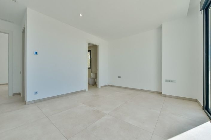 Image No.16-8 Bed Villa for sale