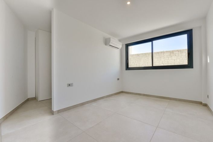 Image No.34-8 Bed Villa for sale