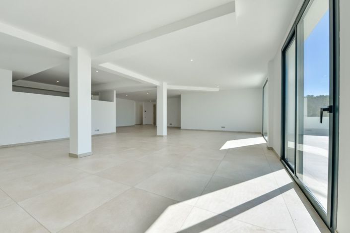 Image No.38-8 Bed Villa for sale