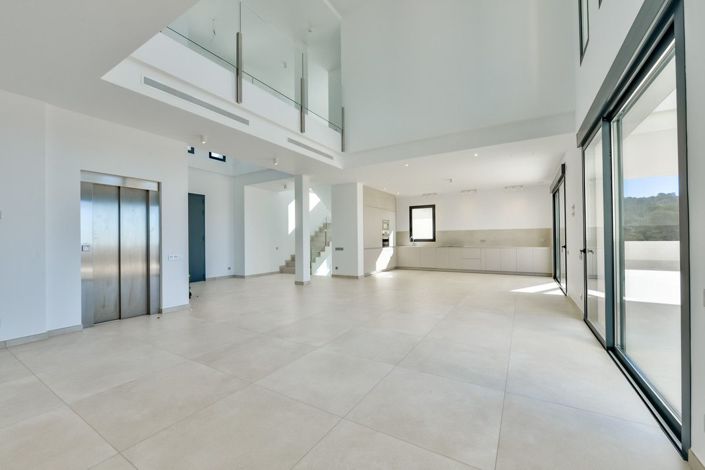 Image No.4-8 Bed Villa for sale