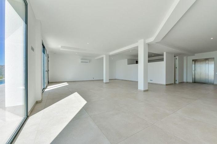 Image No.41-8 Bed Villa for sale