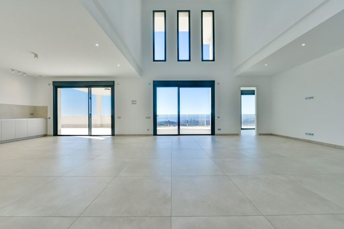 Image No.9-8 Bed Villa for sale