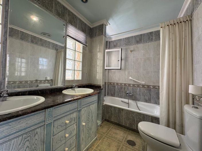 Image No.42-3 Bed House for sale