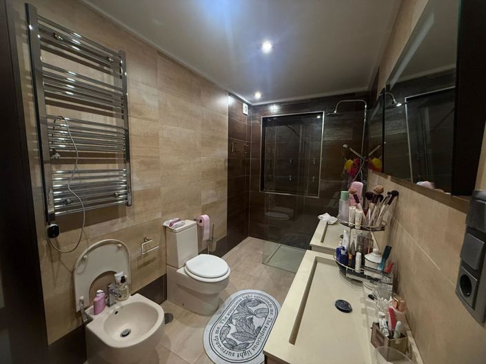 Image No.19-5 Bed House for sale