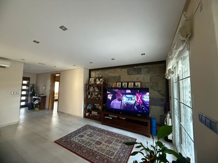 Image No.30-5 Bed House for sale