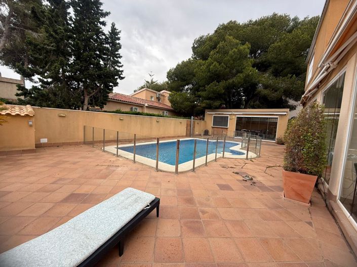 Image No.8-5 Bed House for sale