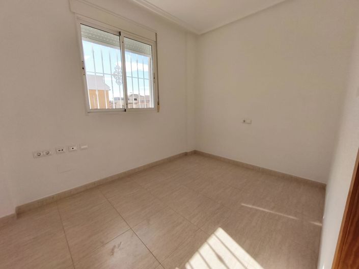 Image No.15-3 Bed House for sale