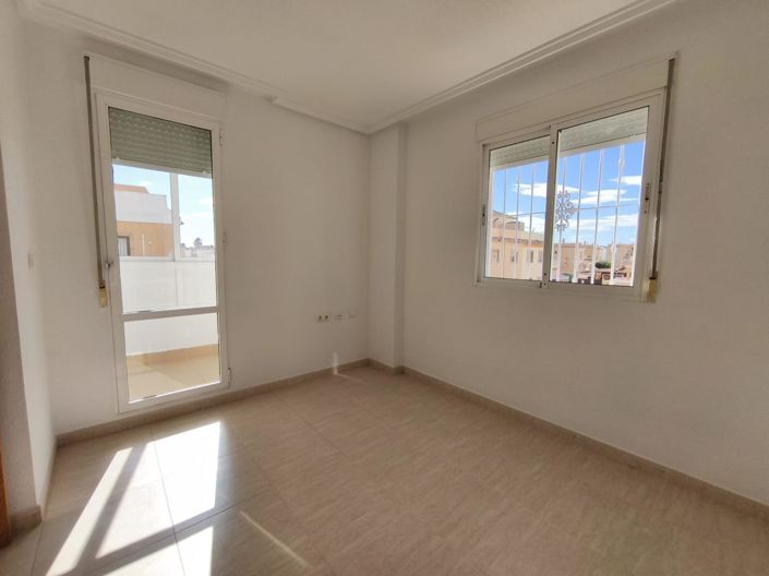 Image No.18-3 Bed House for sale