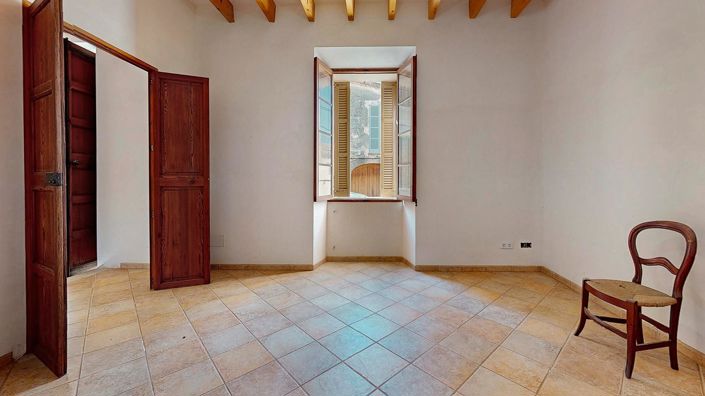 Image No.18-7 Bed House for sale