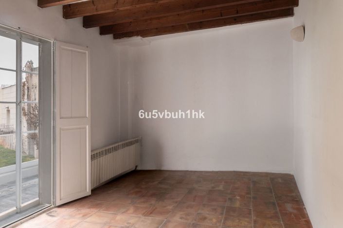 Image No.18-8 Bed House for sale