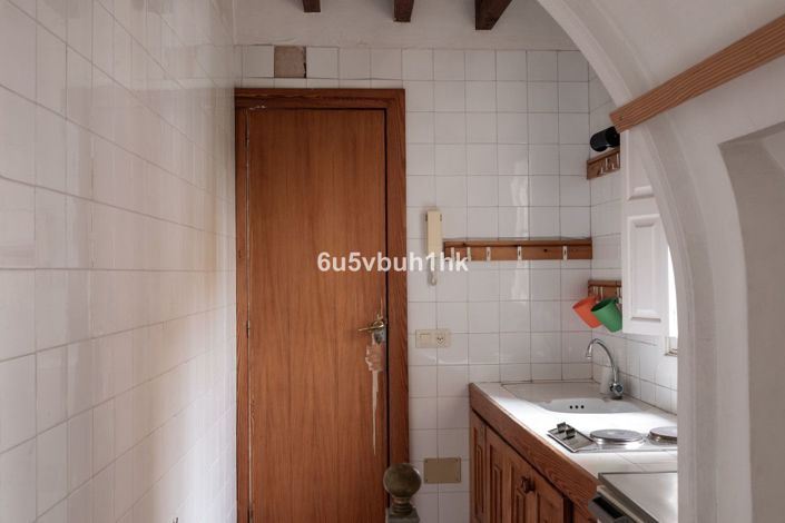 Image No.28-8 Bed House for sale
