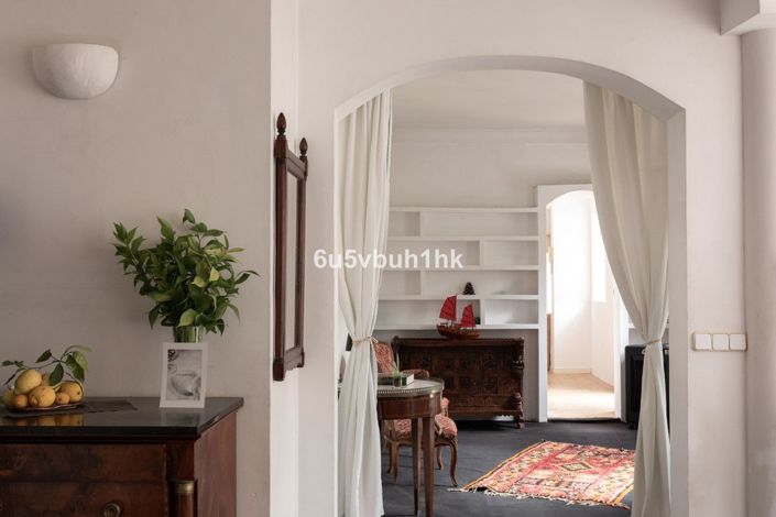 Image No.4-8 Bed House for sale