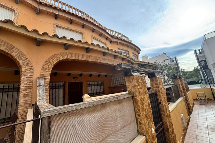 Image No.24-5 Bed Townhouse for sale