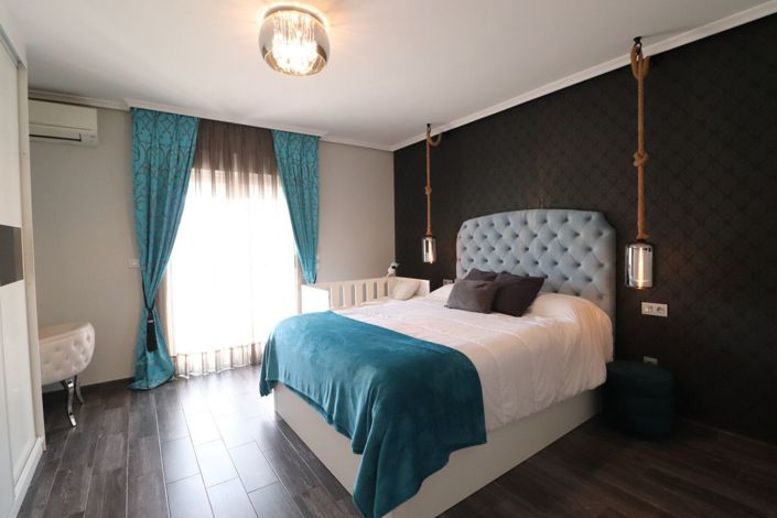 Image No.18-3 Bed House for sale