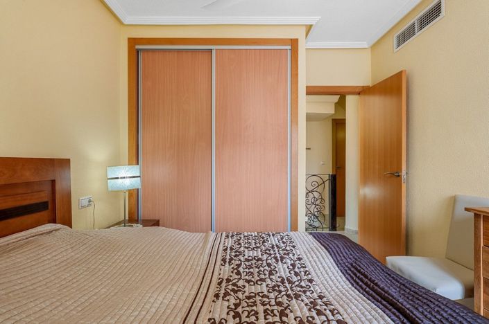 Image No.19-3 Bed House for sale