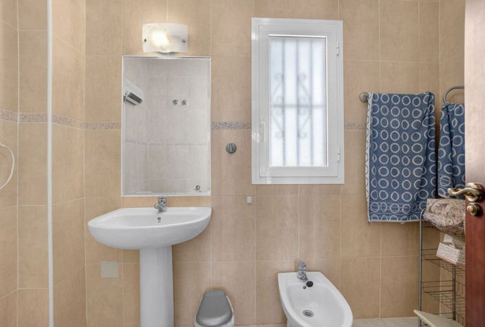 Image No.17-4 Bed House for sale