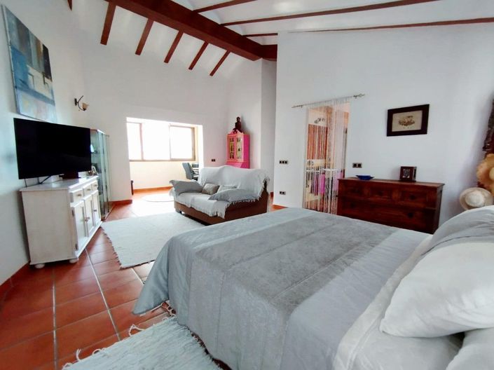 Image No.2-4 Bed Villa for sale