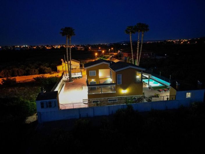 Image No.6-5 Bed House for sale