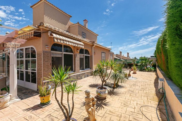 Image No.2-4 Bed Villa for sale