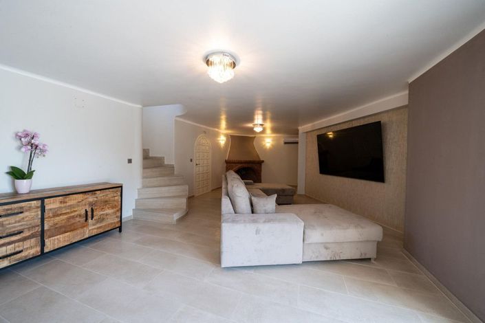 Image No.47-11 Bed Villa for sale
