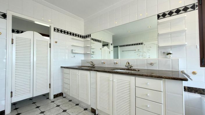 Image No.40-5 Bed Villa for sale