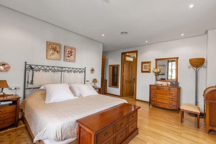 Image No.40-6 Bed Villa for sale