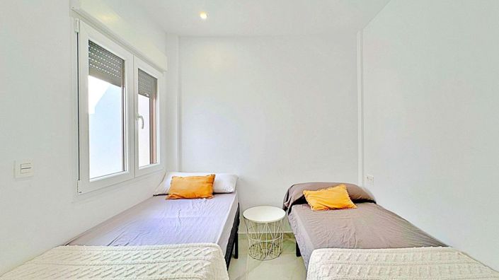 Image No.17-3 Bed House for sale
